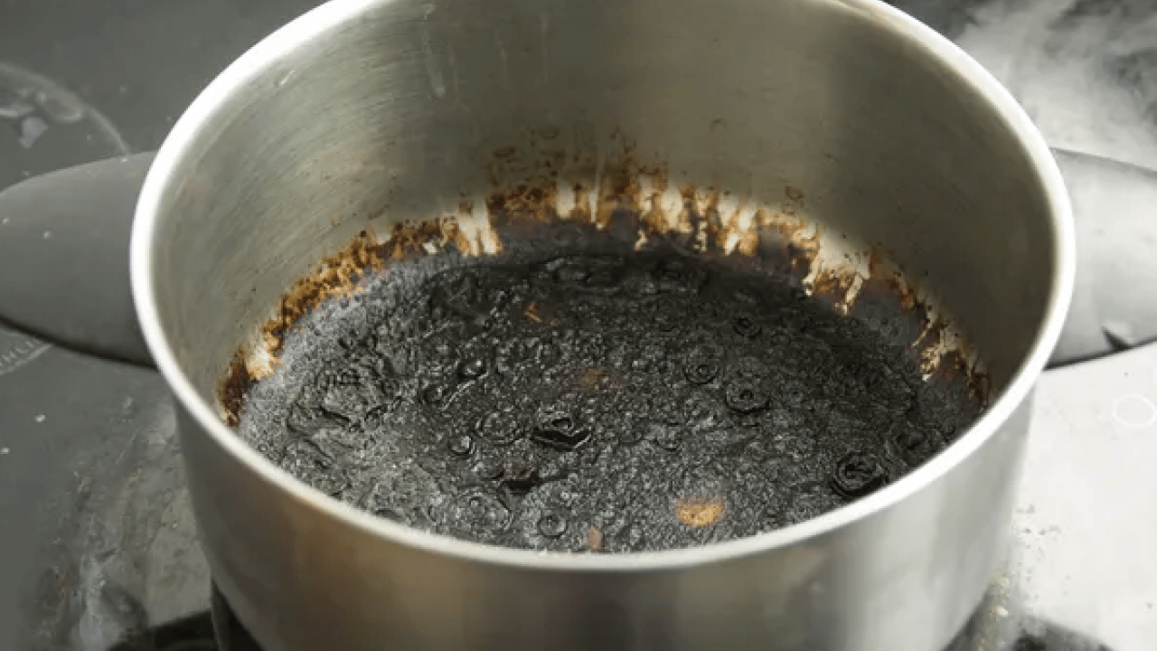 Foto - Kazımaya gerek yok! Dibi tutan tencereyi ovmaya son! İçine sadece bir parça atıp kaynatın