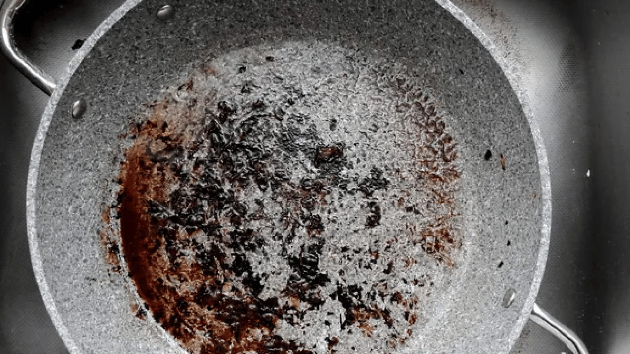 Foto - Kazımaya gerek yok! Dibi tutan tencereyi ovmaya son! İçine sadece bir parça atıp kaynatın
