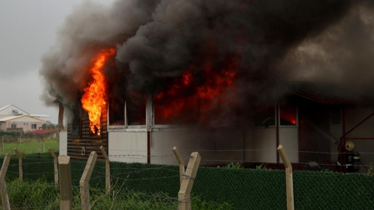 Kendi eliyle yaptığı evi kendi eliyle yaktı