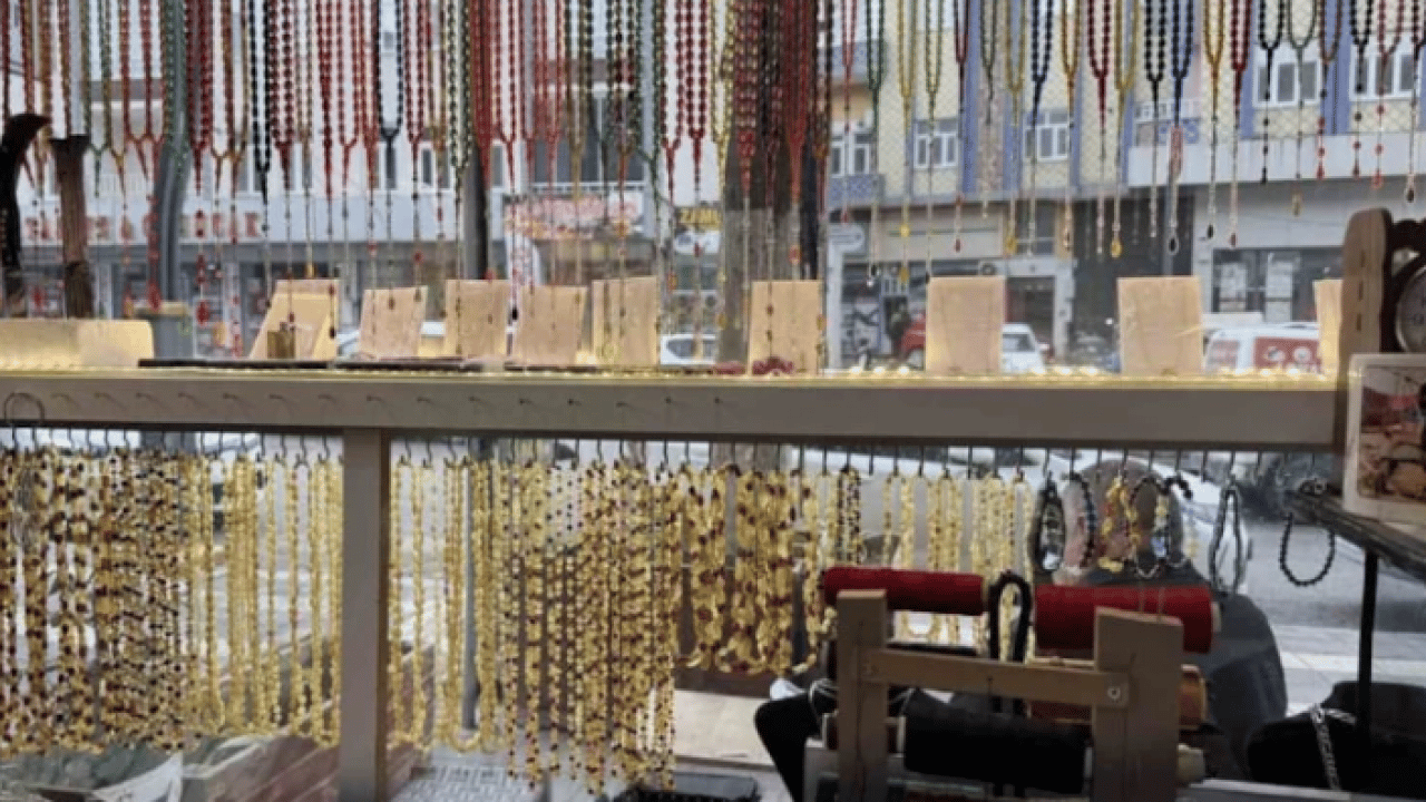 Kendi imkanıyla üretiyor: Tanesini 40 bin liradan satıyor!