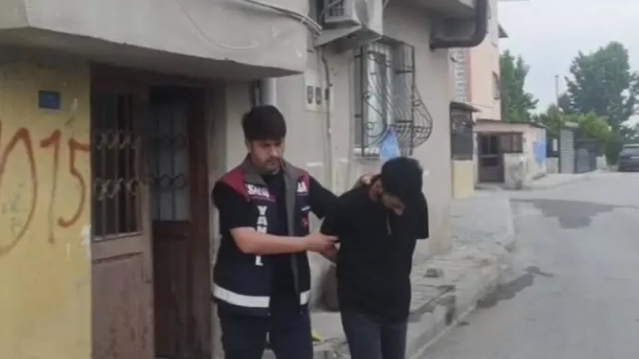 Foto - Kendilerini polis olarak tanıtıp 100 milyon lira dolandırdılar! Vurgundan sonra tatlı ikram ettiler