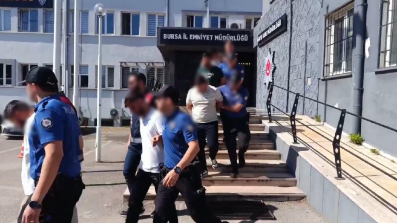 Foto - Kendilerini polis olarak tanıtıp 100 milyon lira dolandırdılar! Vurgundan sonra tatlı ikram ettiler