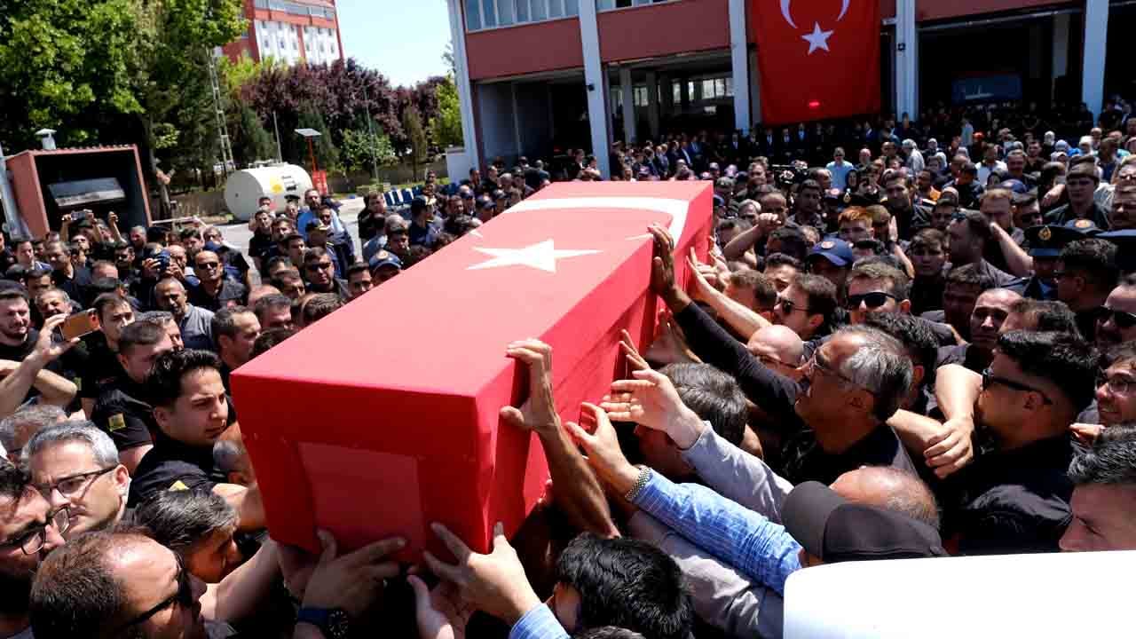 Foto - 'Kendini yaktın da beni şehit annesi yaptın' Kahraman itfaiye eri Hakk’a uğurlandı