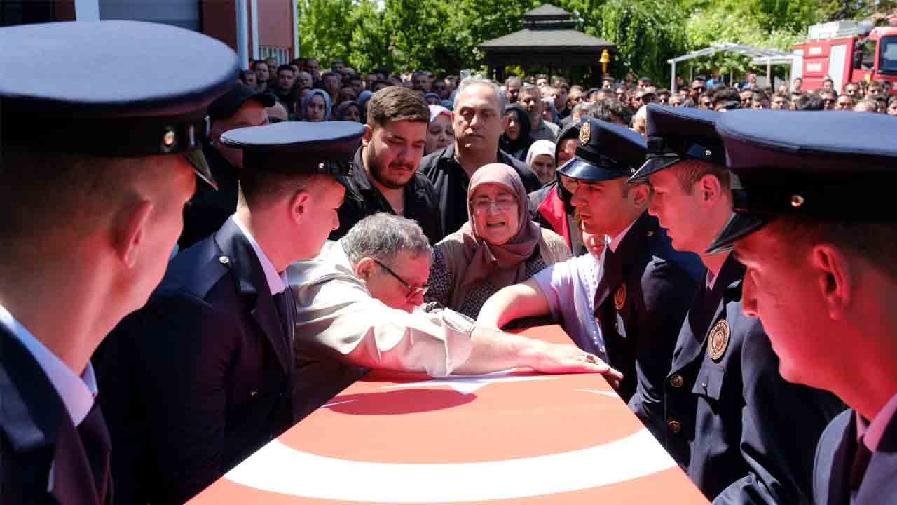 Foto - 'Kendini yaktın da beni şehit annesi yaptın' Kahraman itfaiye eri Hakk’a uğurlandı