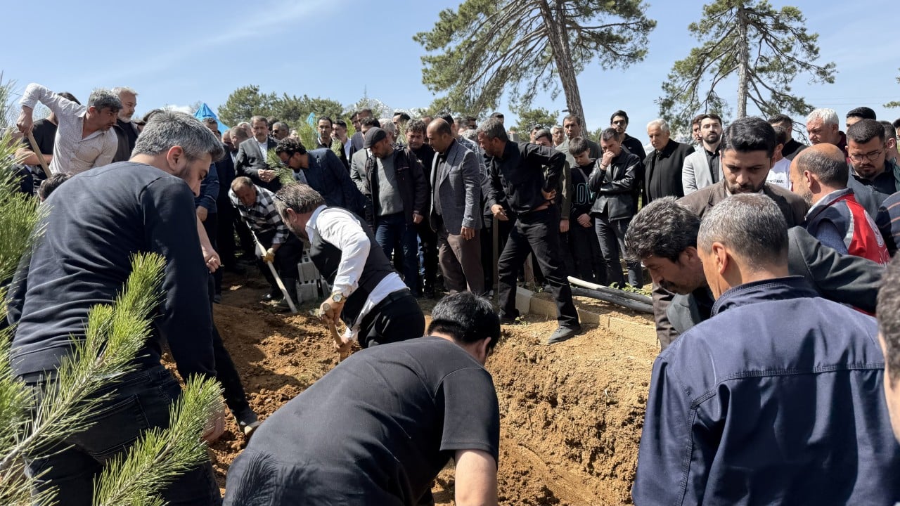 Foto - Kendisini öğrencilere siper etmişti... Kahraman Ayla öğretmenin eşi, cenazede Bakan Yusuf Tekin'e sarıldı