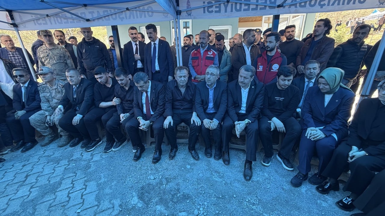 Foto - Kendisini öğrencilere siper etmişti... Kahraman Ayla öğretmenin eşi, cenazede Bakan Yusuf Tekin'e sarıldı