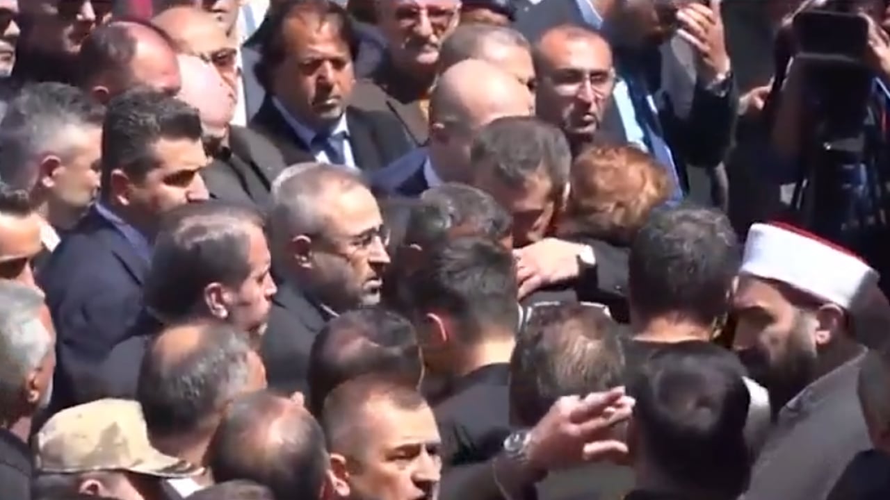 Foto - Kendisini öğrencilere siper etmişti... Kahraman Ayla öğretmenin eşi, cenazede Bakan Yusuf Tekin'e sarıldı