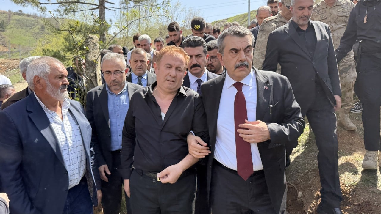 Foto - Kendisini öğrencilere siper etmişti... Kahraman Ayla öğretmenin eşi, cenazede Bakan Yusuf Tekin'e sarıldı