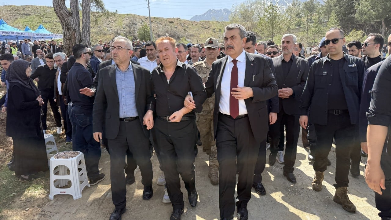 Foto - Kendisini öğrencilere siper etmişti... Kahraman Ayla öğretmenin eşi, cenazede Bakan Yusuf Tekin'e sarıldı