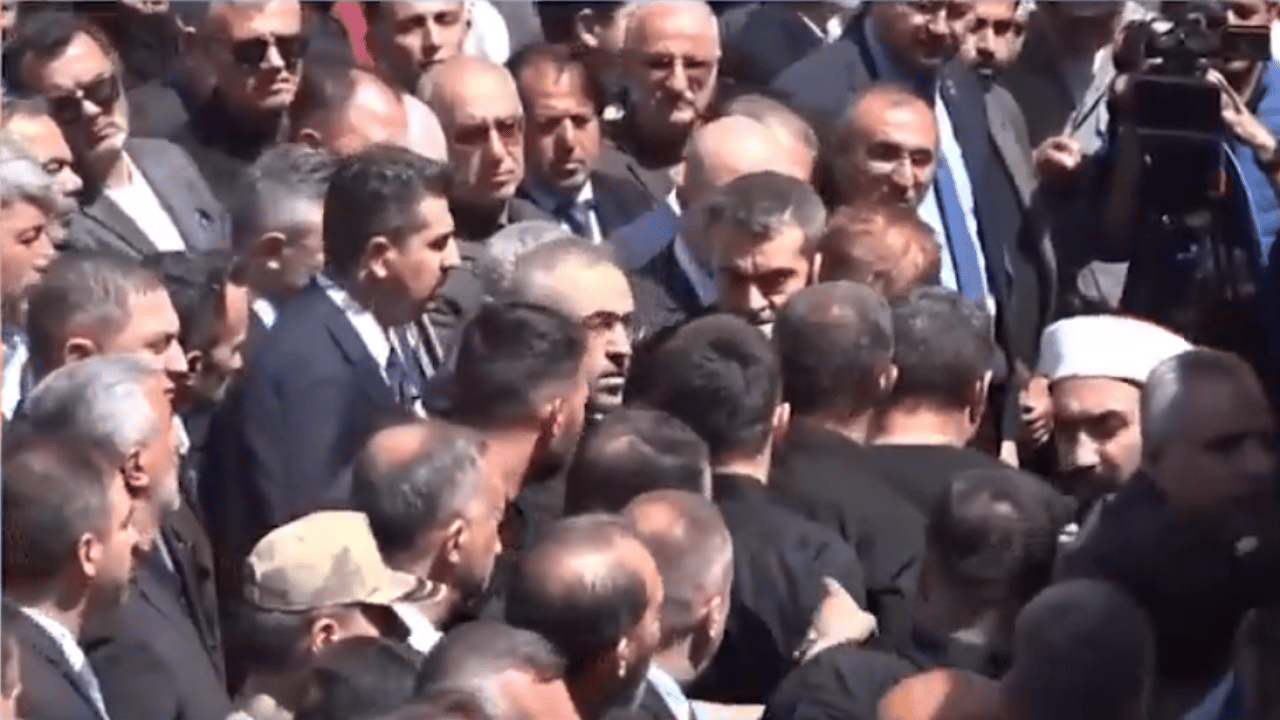 Foto - Kendisini öğrencilere siper etmişti... Kahraman Ayla öğretmenin eşi, cenazede Bakan Yusuf Tekin'e sarıldı