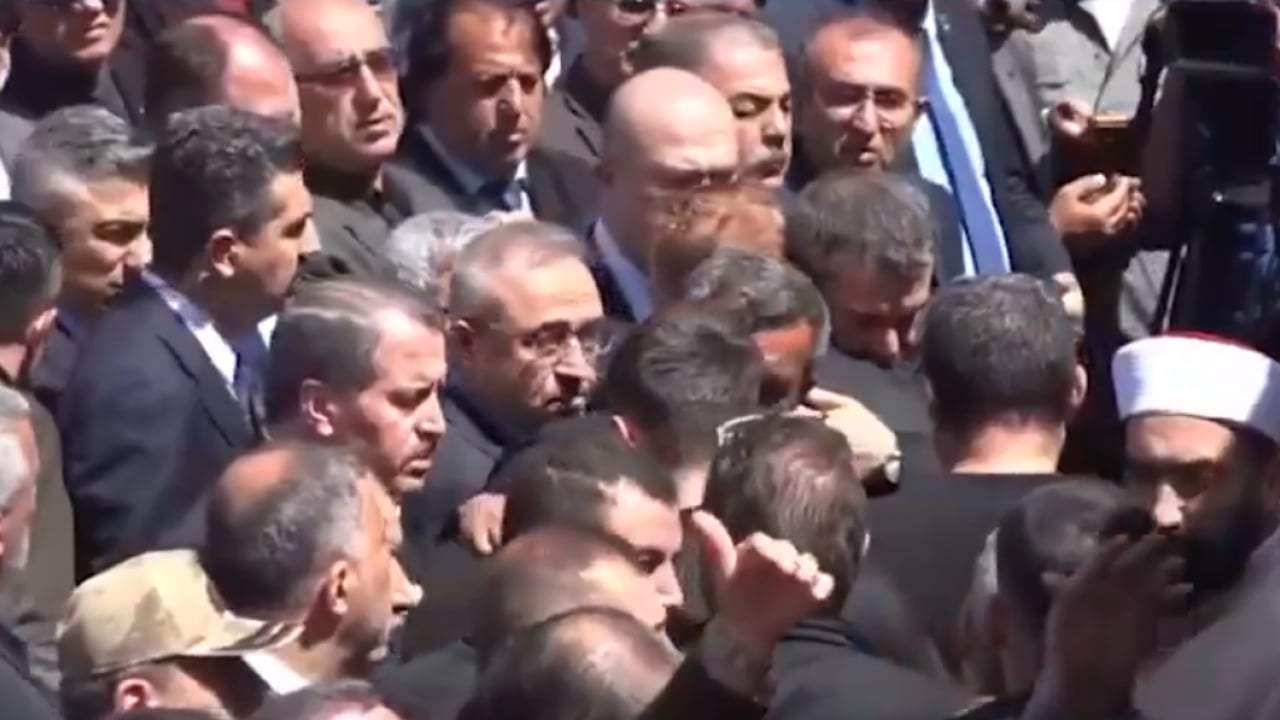 Foto - Kendisini öğrencilere siper etmişti... Kahraman Ayla öğretmenin eşi, cenazede Bakan Yusuf Tekin'e sarıldı