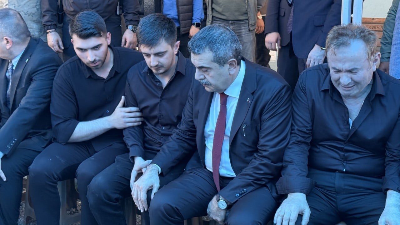 Foto - Kendisini öğrencilere siper etmişti... Kahraman Ayla öğretmenin eşi, cenazede Bakan Yusuf Tekin'e sarıldı