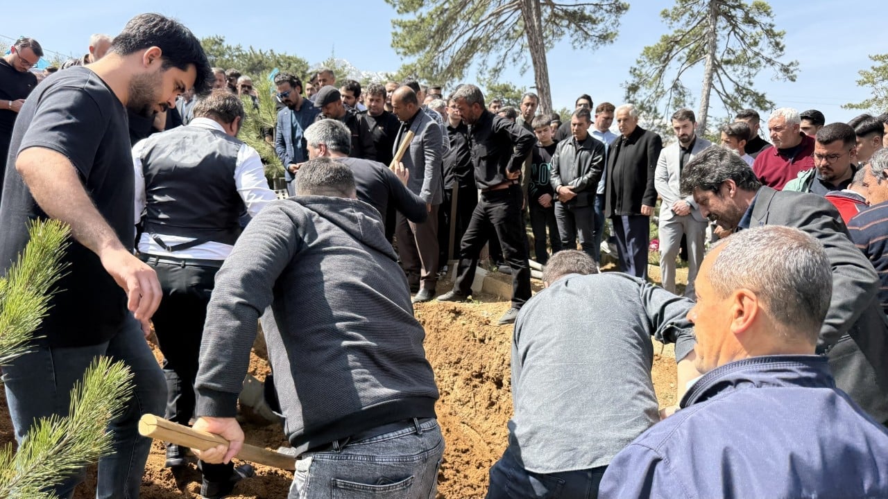 Foto - Kendisini öğrencilere siper etmişti... Kahraman Ayla öğretmenin eşi, cenazede Bakan Yusuf Tekin'e sarıldı