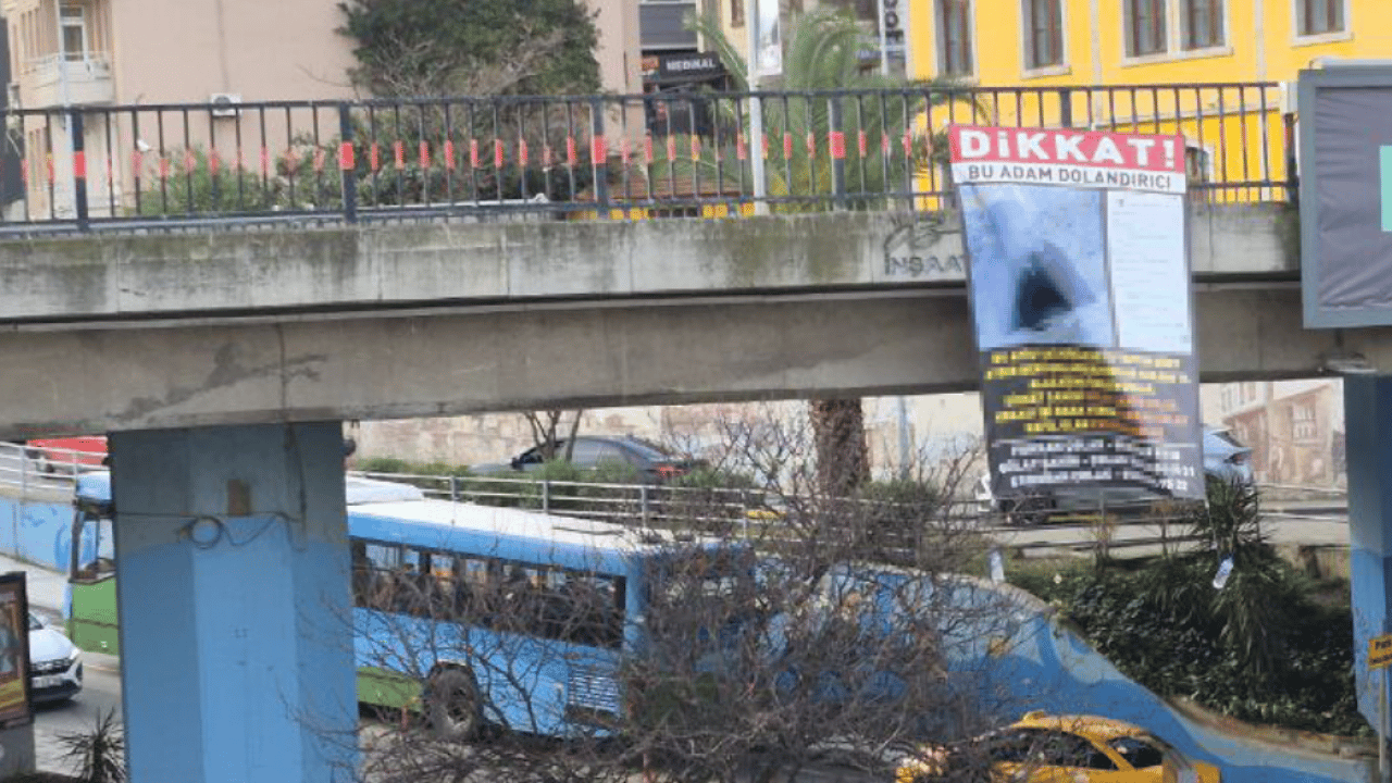 Kent merkezinde şaşırtan görüntü: 'Dikkat bu adam dolandırıcıdır'