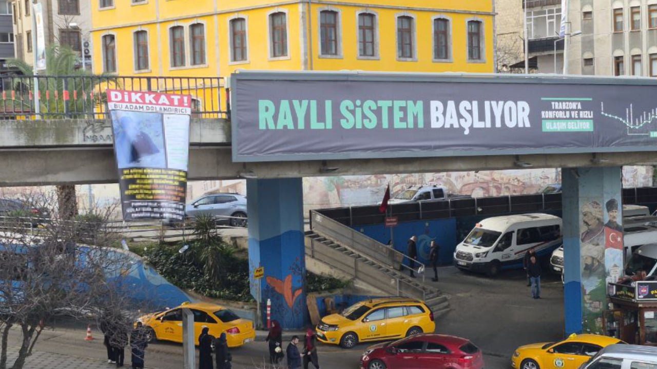 Foto - Kent merkezinde şaşırtan görüntü: 'Dikkat bu adam dolandırıcıdır'