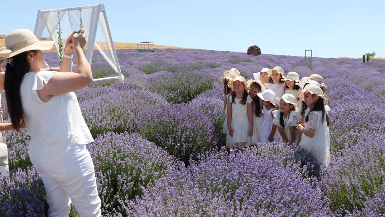 Foto - Kente turist akını sürüyor Turizmde gelinen son nokta lavanta tarlası!