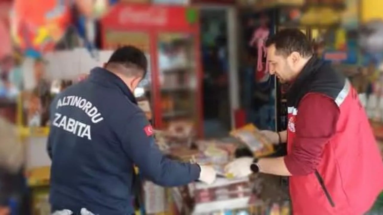 Foto - Kentin ünlü marketine baskın: 4 kamyonet dolusu gıda ürünü toplatıldı