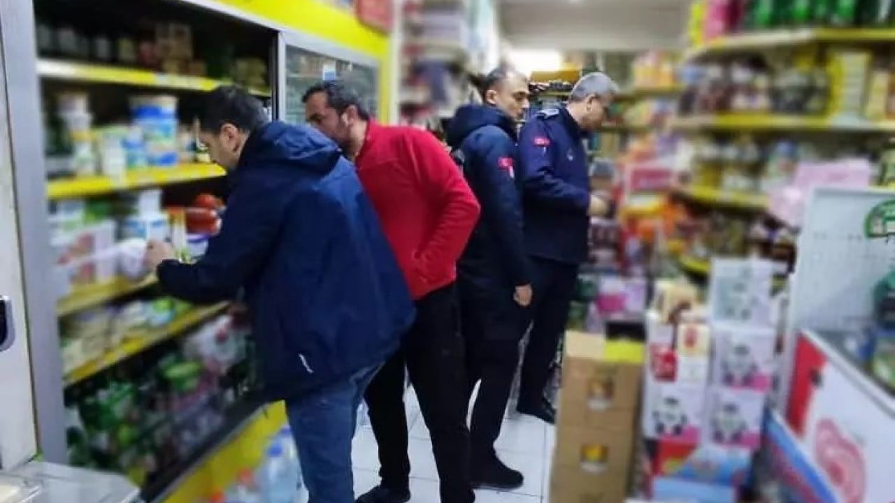 Foto - Kentin ünlü marketine baskın: 4 kamyonet dolusu gıda ürünü toplatıldı