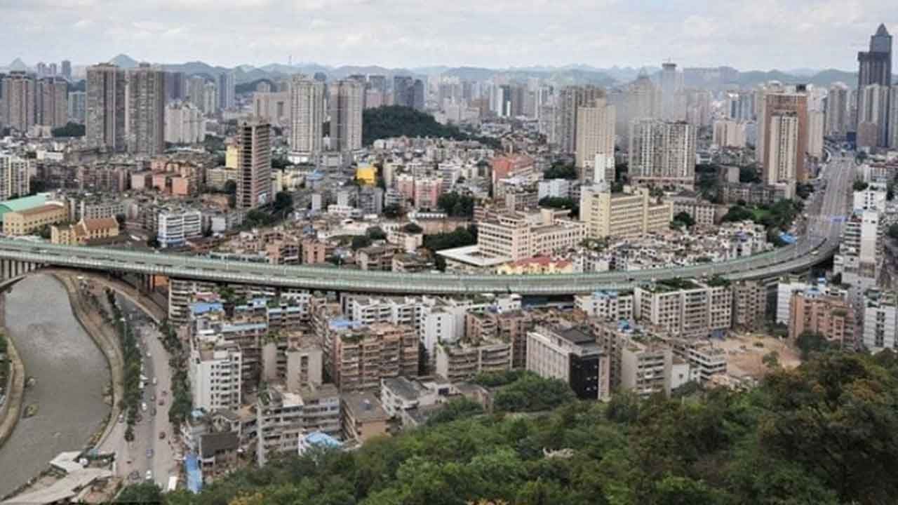 Foto - Kentte arazi kalmadı: Son çare olarak köprünün altına apartman yaptılar