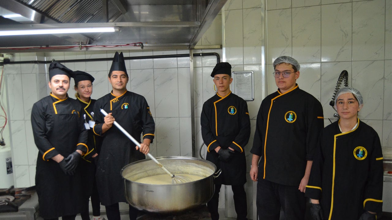 Kepçeyi tutan kazanıyor! Lise öğrencilerinden 40 milyon TL ciro