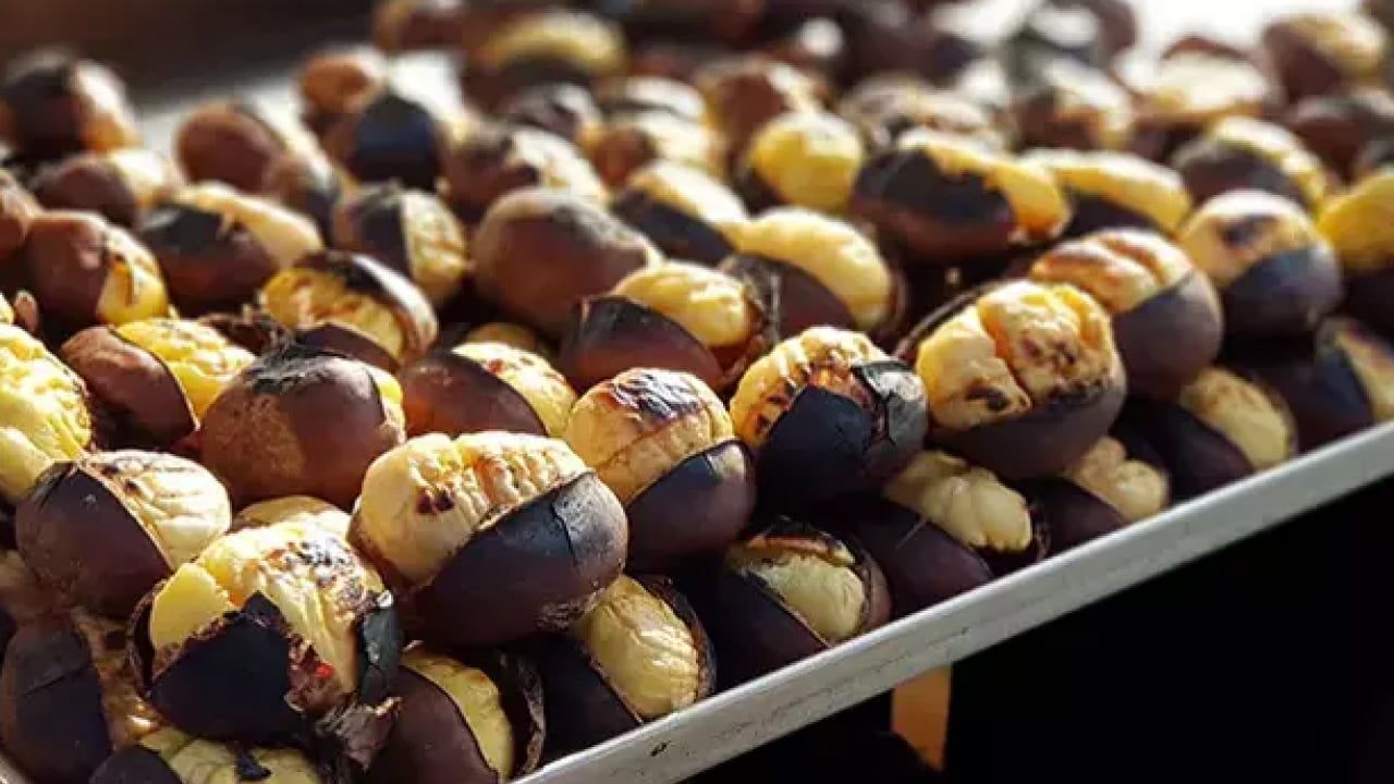 Foto - Kestane bu şekilde kolay soyuluyor! Suyuna bir kaşık atın yeter!