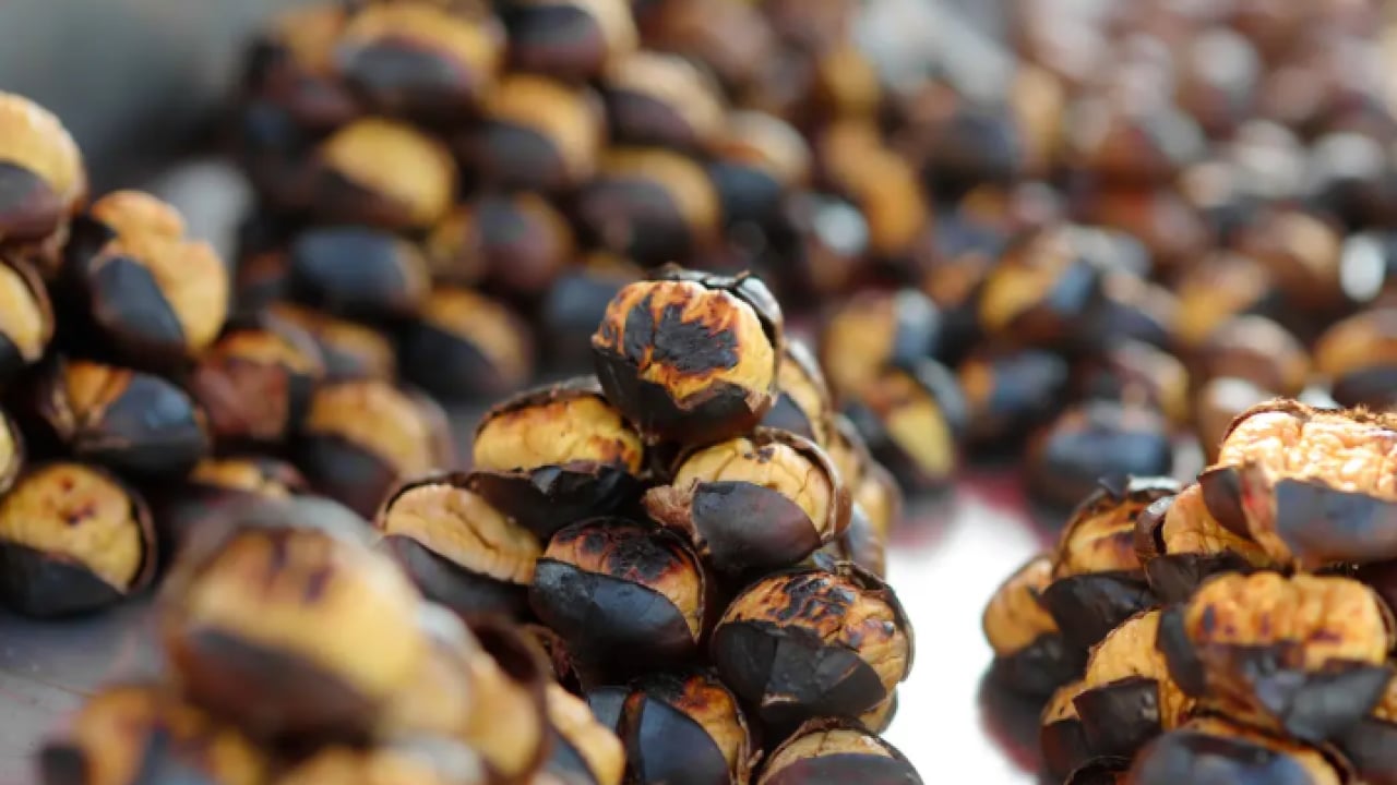 Foto - Kestane bu şekilde kolay soyuluyor! Suyuna bir kaşık atın yeter!