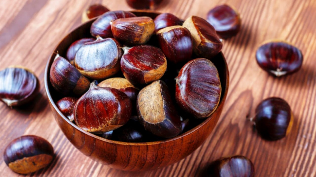 Foto - Kestane bu şekilde kolay soyuluyor! Suyuna bir kaşık atın yeter!