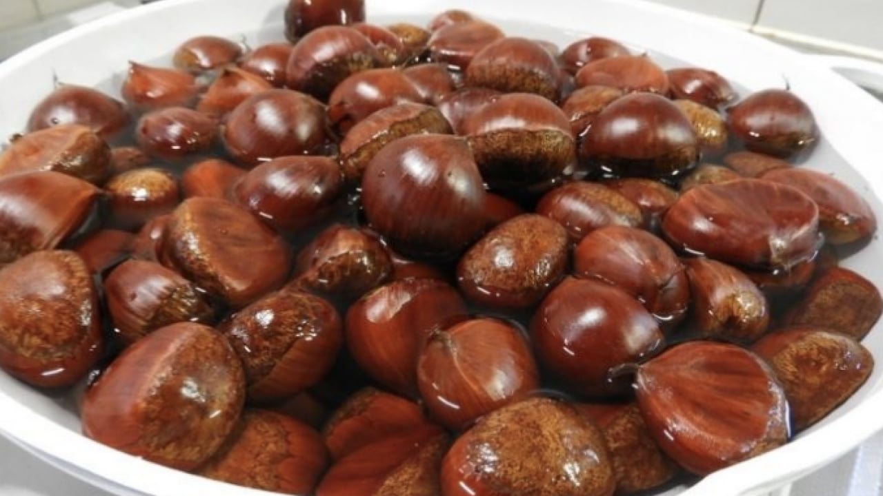 Foto - Kestaneyi fırına atmadan önce suyuna 1 kaşık atın! Meğer kestane bu yüzden daha... Püf noktası!