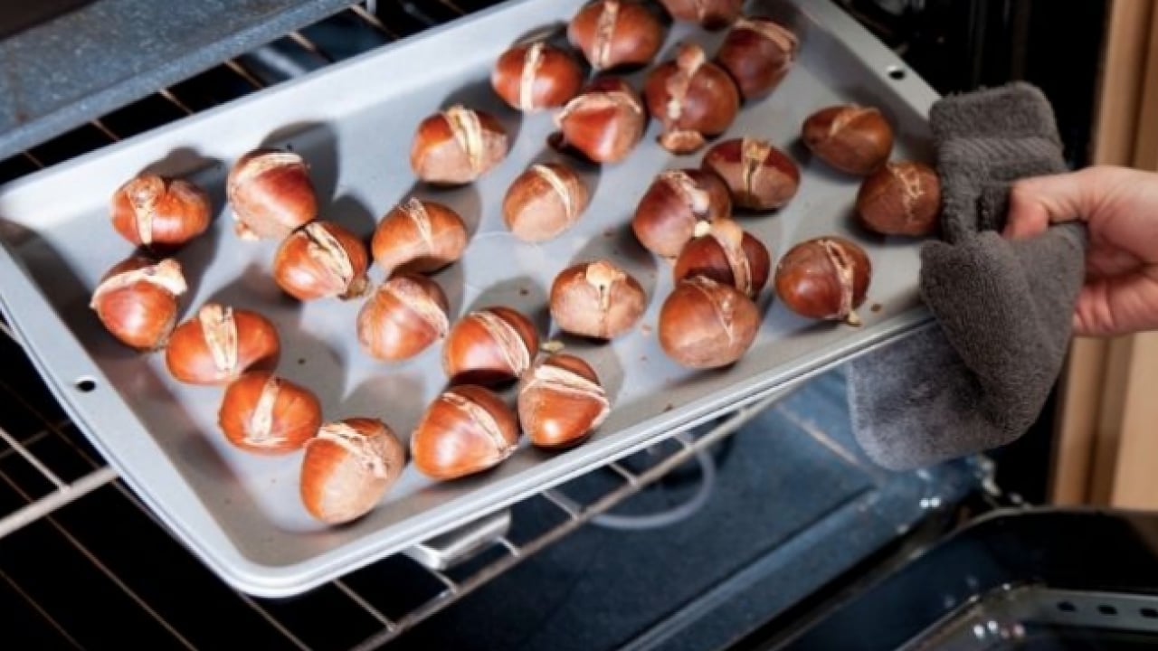 Foto - Kestaneyi fırına atmadan önce suyuna 1 kaşık atın! Meğer kestane bu yüzden daha... Püf noktası!