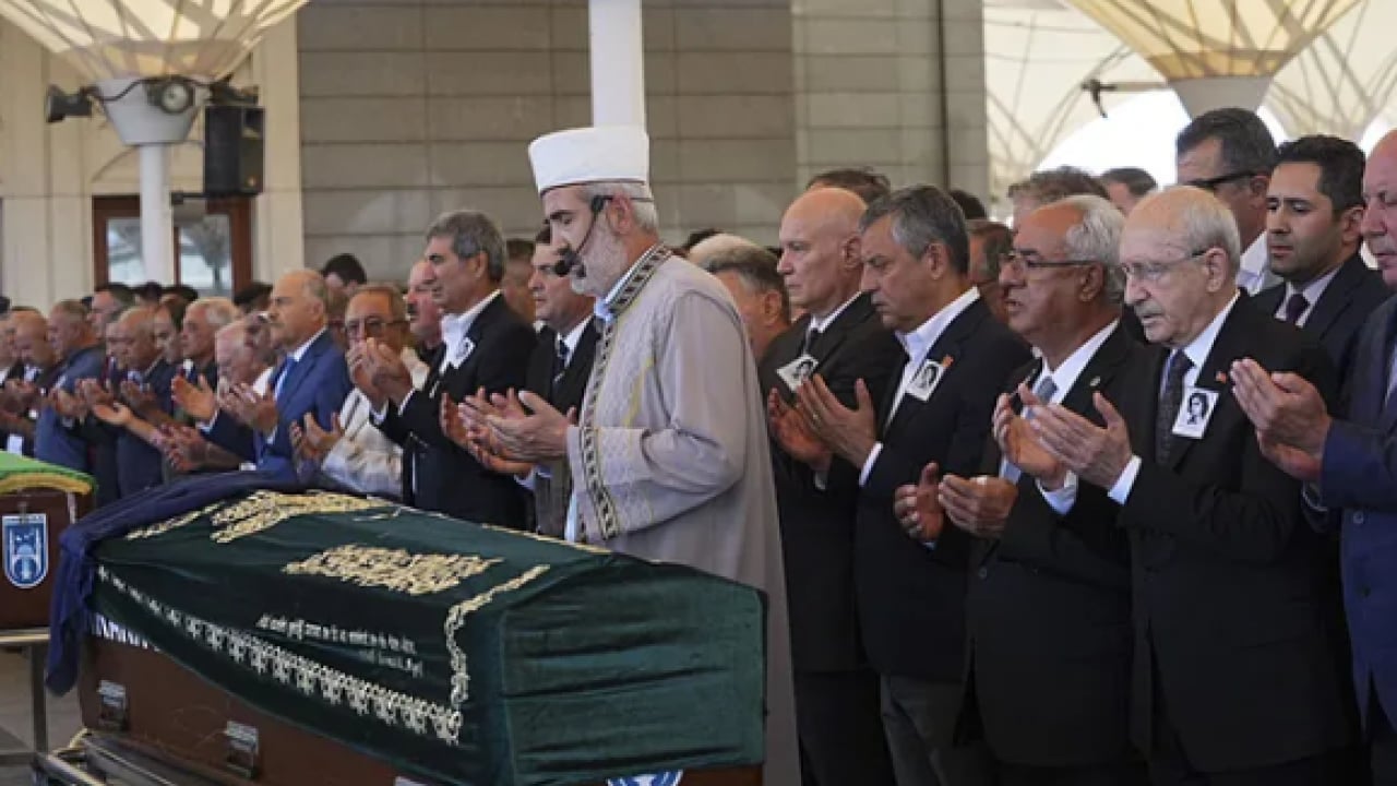 Foto - Kılıçdaroğlu ile Özel arasında soğuk tokalaşma! Cenazede bari bir durun! Bir partinin iki genel başkanı olur mu?