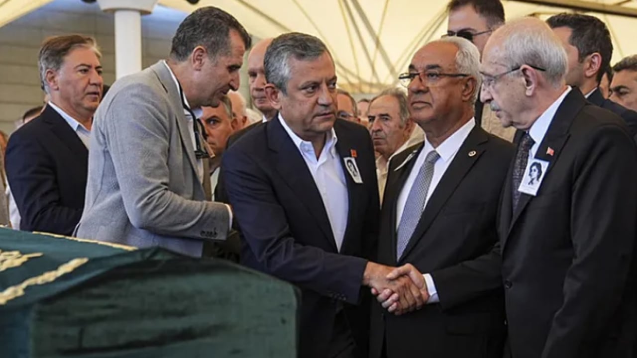Foto - Kılıçdaroğlu ile Özel arasında soğuk tokalaşma! Cenazede bari bir durun! Bir partinin iki genel başkanı olur mu?
