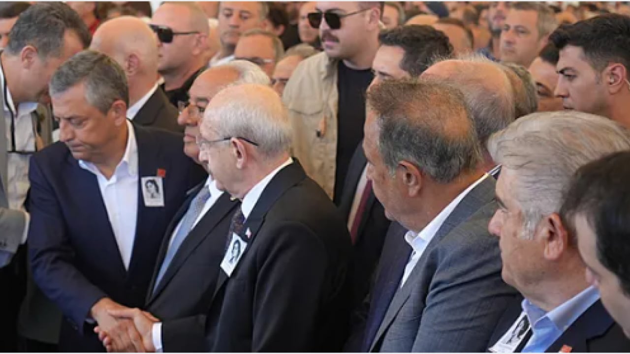 Foto - Kılıçdaroğlu ile Özel arasında soğuk tokalaşma! Cenazede bari bir durun! Bir partinin iki genel başkanı olur mu?