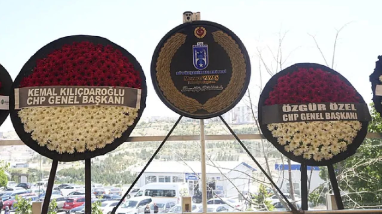 Foto - Kılıçdaroğlu ile Özel arasında soğuk tokalaşma! Cenazede bari bir durun! Bir partinin iki genel başkanı olur mu?