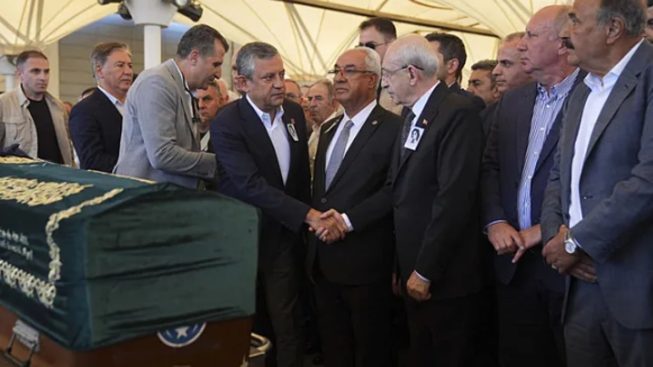 Foto - Kılıçdaroğlu ile Özel arasında soğuk tokalaşma! Cenazede bari bir durun! Bir partinin iki genel başkanı olur mu?