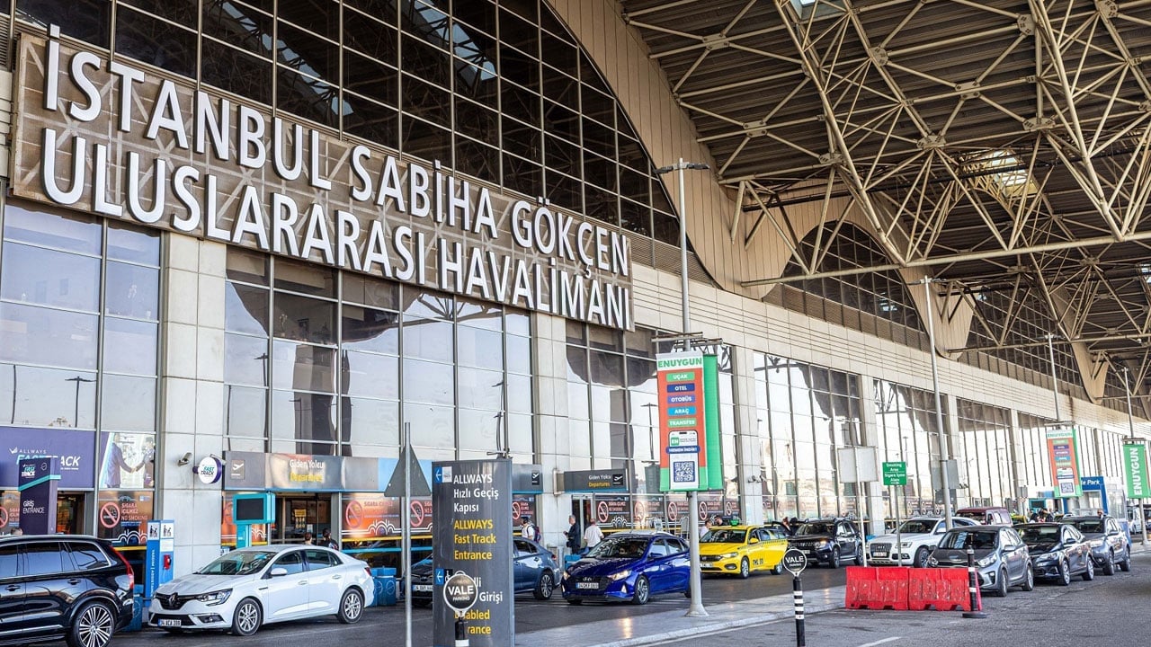 Foto - Kılıçdaroğlu, ‘Uçağın inmediği yere havalimanı yapan başka ülke gördünüz mü?’ diyordu: Sabiha Gökçen’de tarihi rekor! Günlük yolcu sayısı 166 bine çıktı