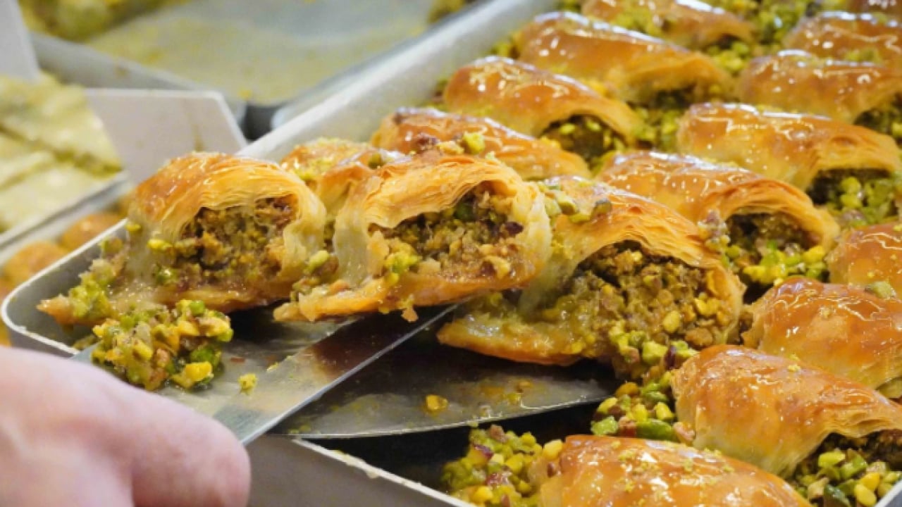 Foto - Kilo fiyatı dudak uçuklatıyor! Fıstıklı baklavada 'hile' uyarısı