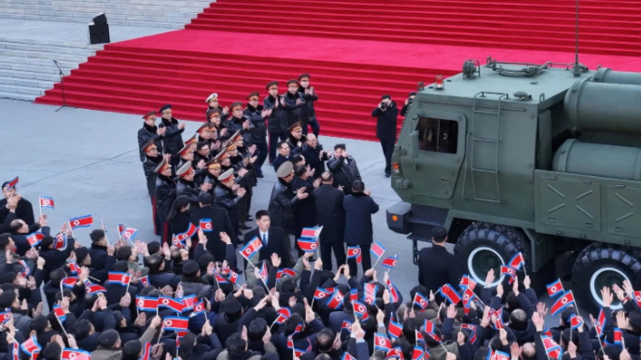 Foto - Kim Jong-un'dan gövde gösterisi! Dünyanın 'en güçlü' silahını tanıttı