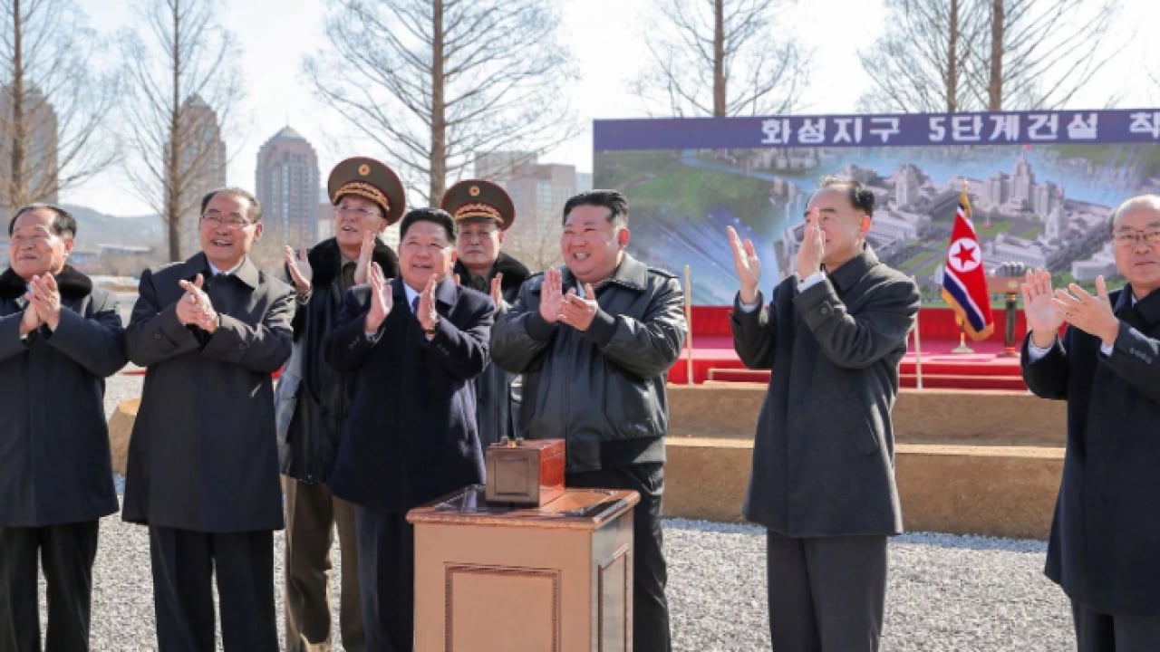 Foto - Kim Jong-un'dan gövde gösterisi! Dünyanın 'en güçlü' silahını tanıttı