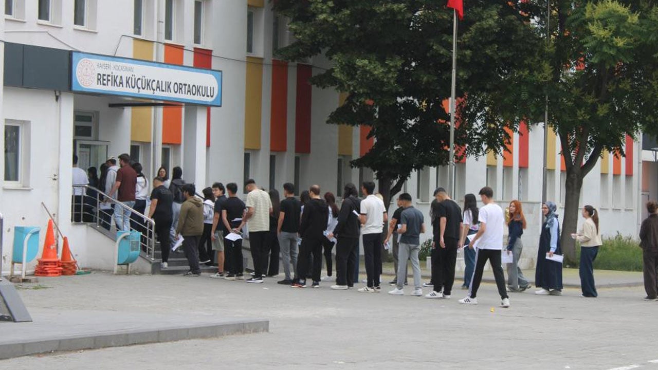 Foto - Kimi son anda yetişti kimi kapıda kaldı! YKS’ye son dakika deparı