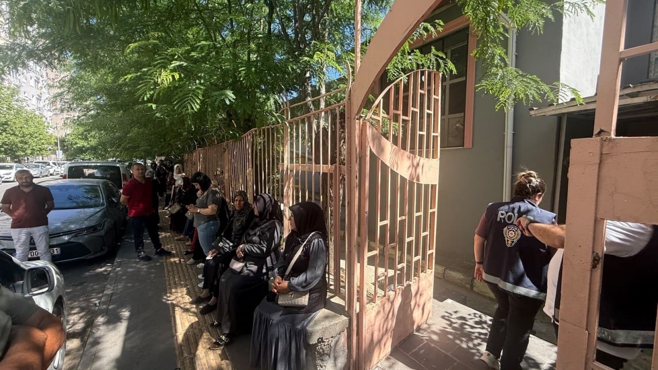 Foto - Kimi son anda yetişti kimi son testini çözdü! Aileler dışarıda öğrenciler içeride ter döktü