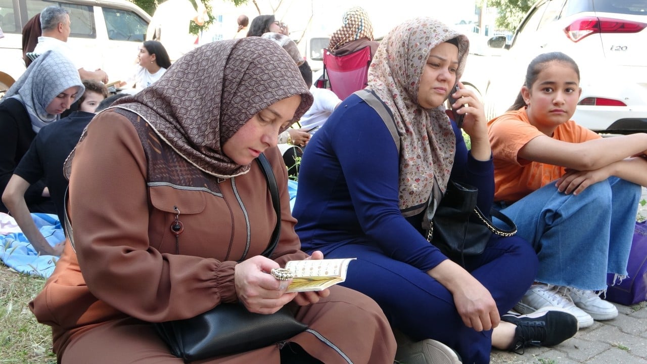 Foto - Kimi son anda yetişti kimi son testini çözdü! Aileler dışarıda öğrenciler içeride ter döktü