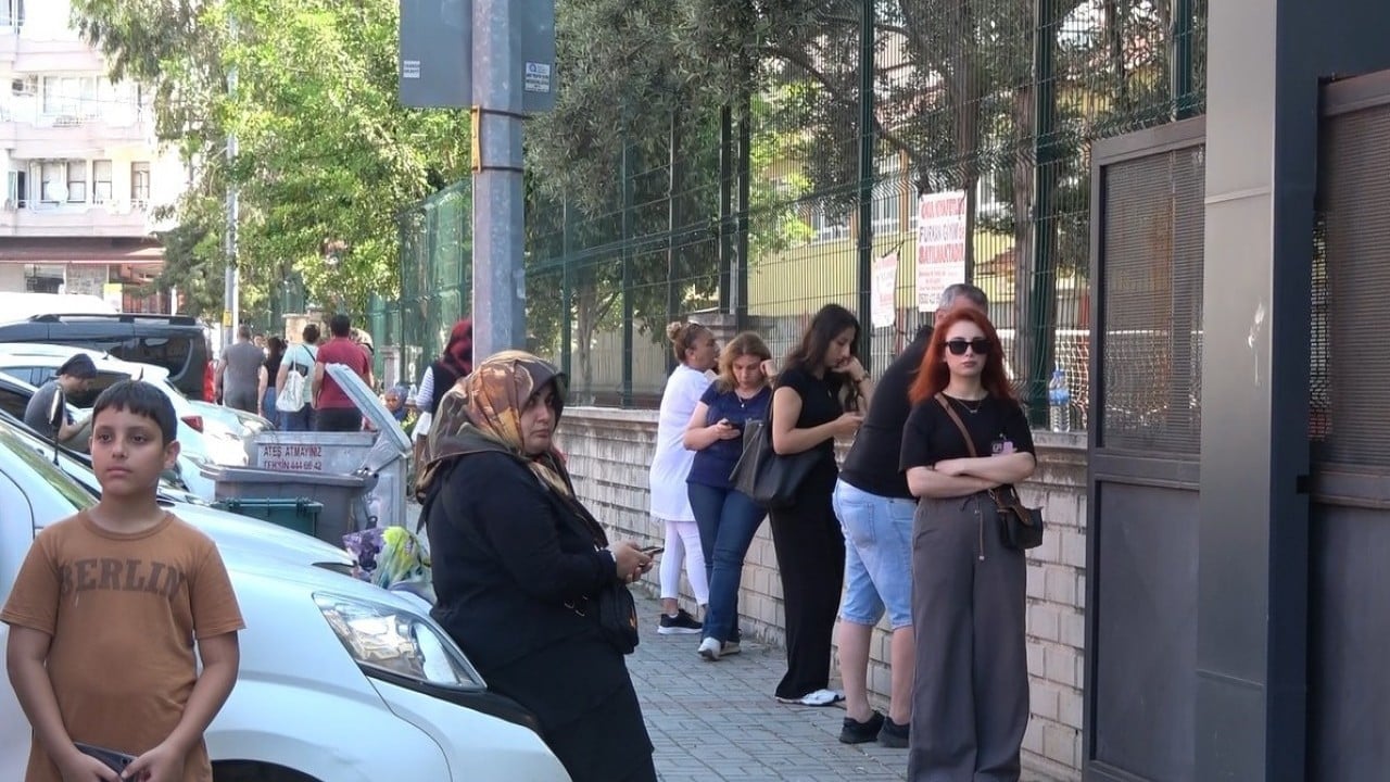Foto - Kimi son anda yetişti kimi son testini çözdü! Aileler dışarıda öğrenciler içeride ter döktü