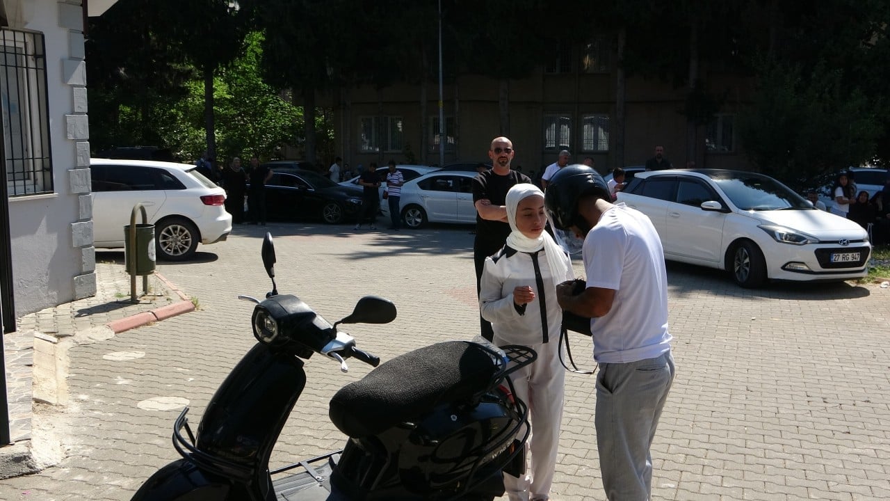 Foto - Kimi son anda yetişti kimi son testini çözdü! Aileler dışarıda öğrenciler içeride ter döktü