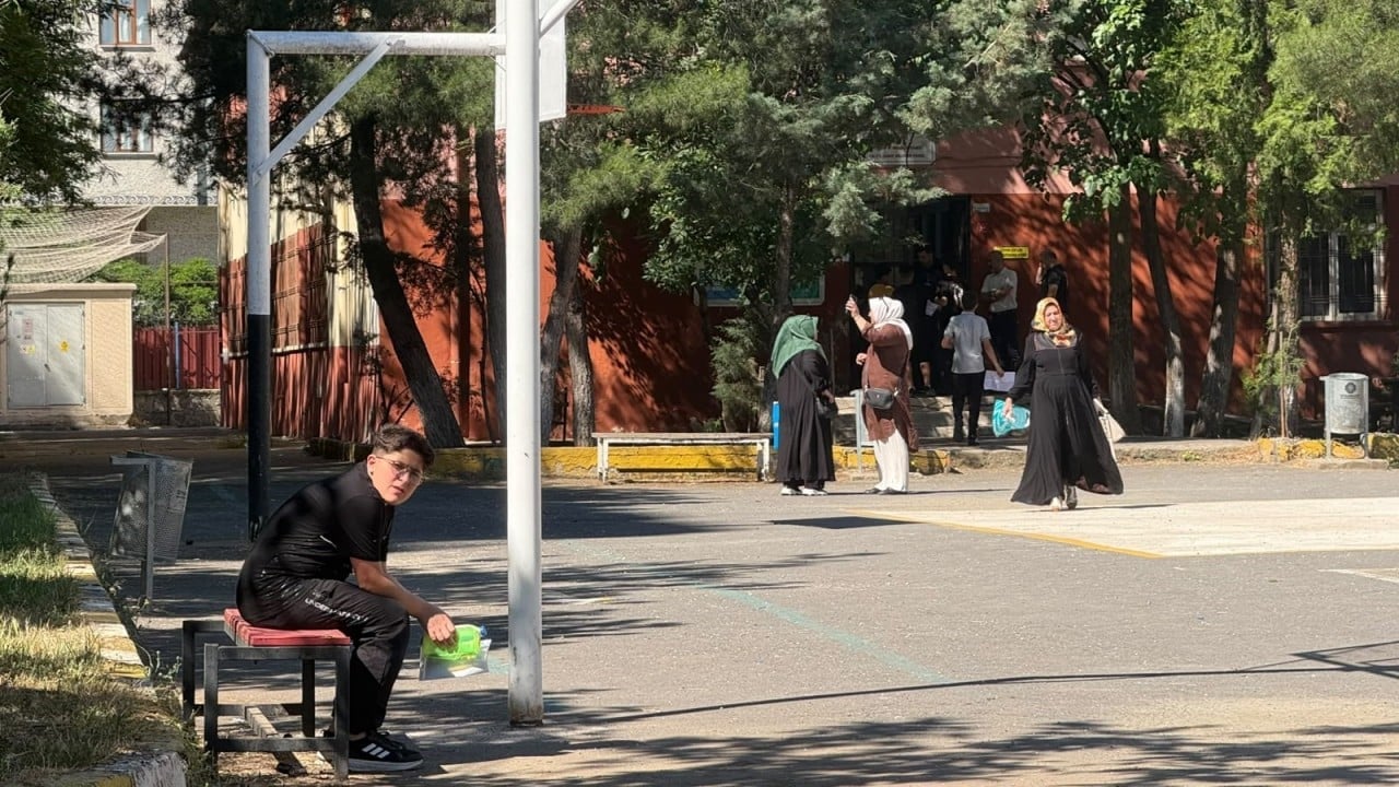 Foto - Kimi son anda yetişti kimi son testini çözdü! Aileler dışarıda öğrenciler içeride ter döktü