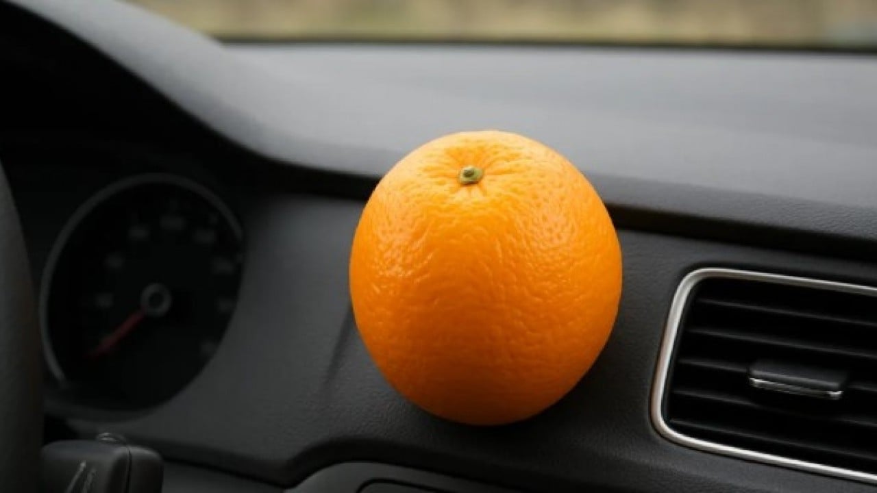 Kimin aklına gelirdi: Arabanızın içine 1 tane portakal koyun!