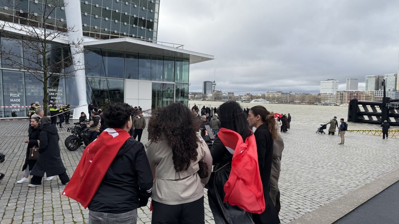 Foto - Kimisinin tüyleri diken diken:Avrupa'daki Türklerden TCG Anadolu'ya akın!