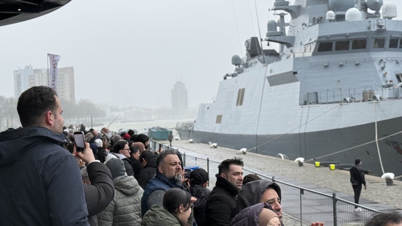 Foto - Kimisinin tüyleri diken diken:Avrupa'daki Türklerden TCG Anadolu'ya akın!