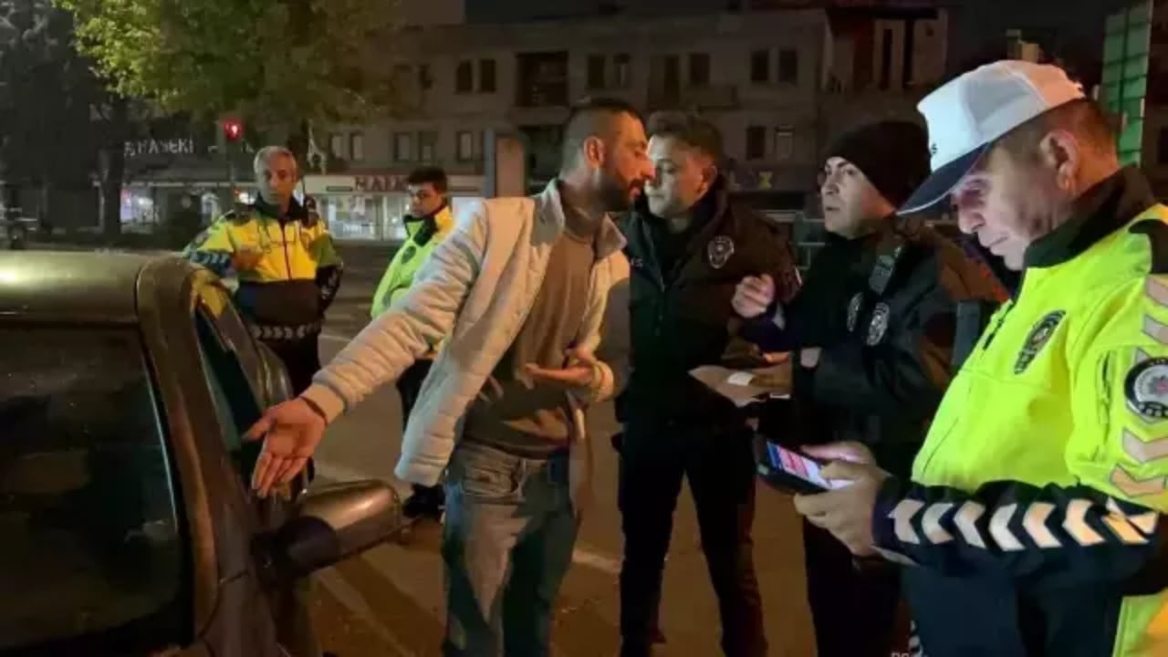 Foto - Kimlik isteyen polise yaptığı hareket "yok artık" dedirtti! 46 bin lira ceza yedi