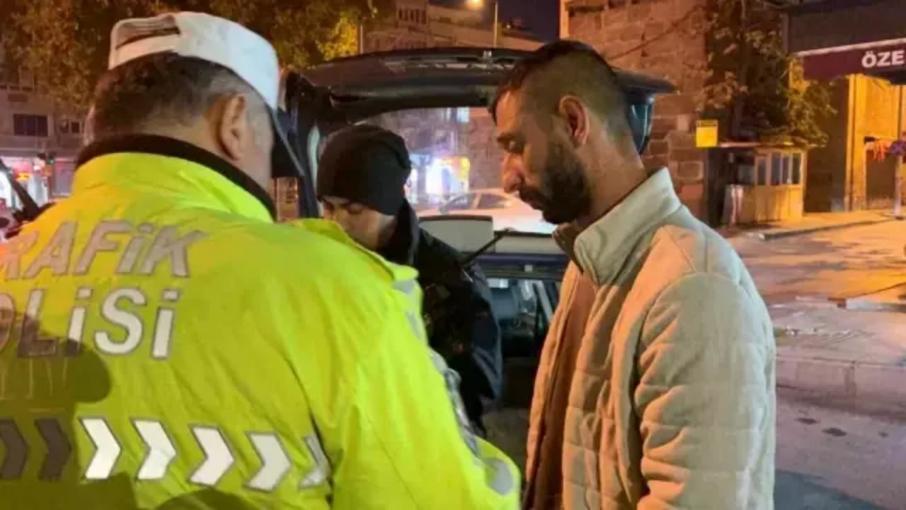 Foto - Kimlik isteyen polise yaptığı hareket "yok artık" dedirtti! 46 bin lira ceza yedi