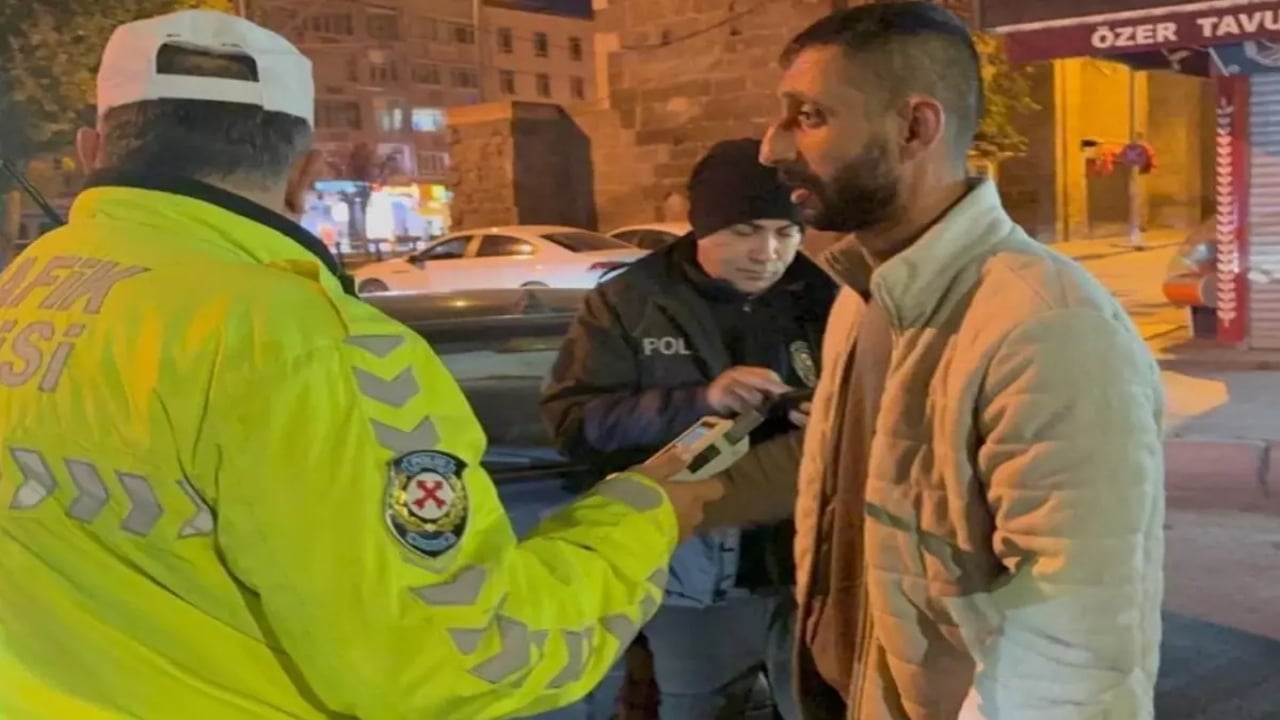 Kimlik isteyen polise yaptığı hareket "yok artık" dedirtti! 46 bin lira ceza yedi